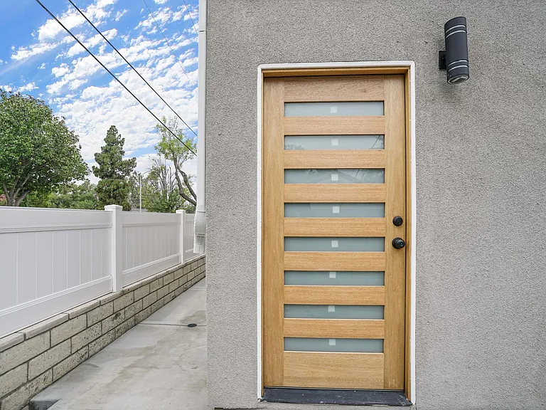 10900 Baird Ave — Photo 6