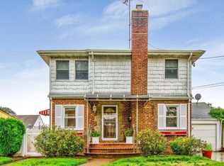 33 Bradford Rd, Valley Stream, NY 11580