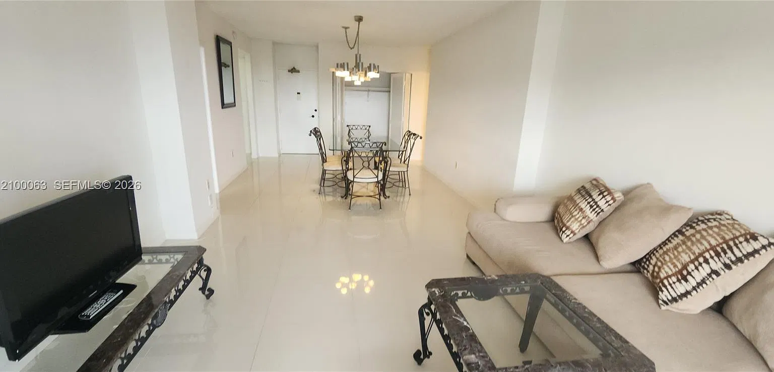 Hemispheres Condo — Photo 4