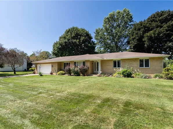 836 Pine Tree Dr, Girard, PA 16417