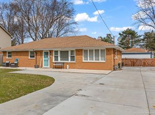 8836 W 93rd Pl, Hickory Hills, IL 60457