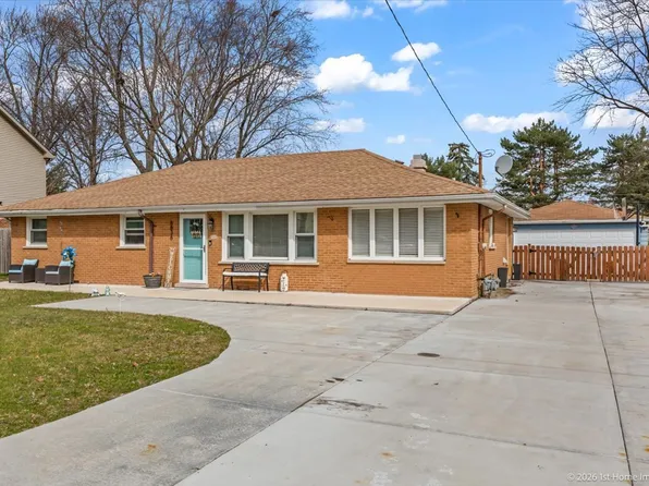 8836 W 93rd Pl, Hickory Hills, IL 60457