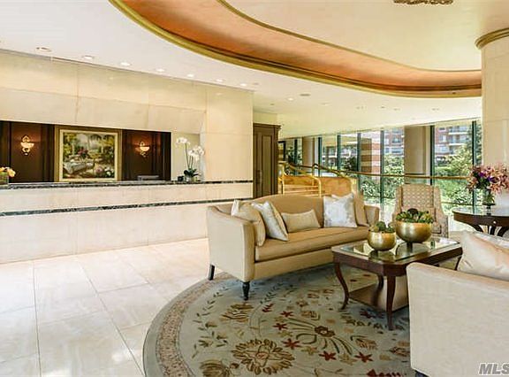 4th image of 100 Hilton Ave