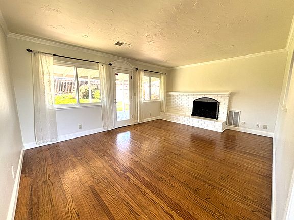 3rd image of 8578 Deervale Rd