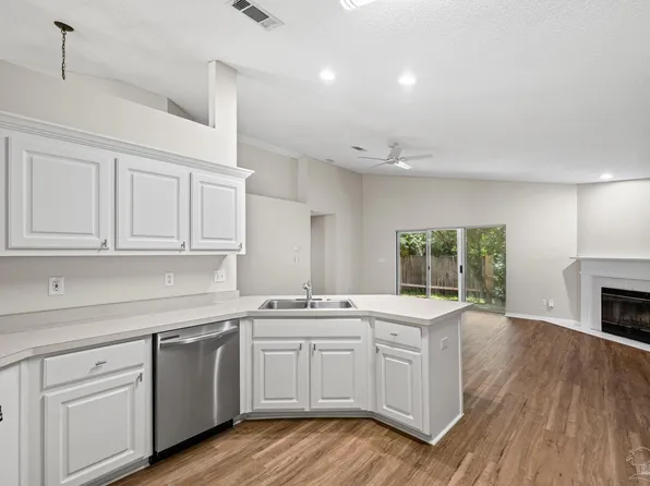 1756 Ivalea Cir, Navarre, FL 32566