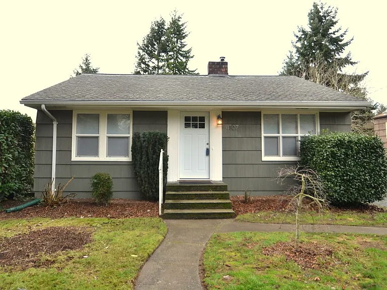 11307 15th Ave NE — Photo 1