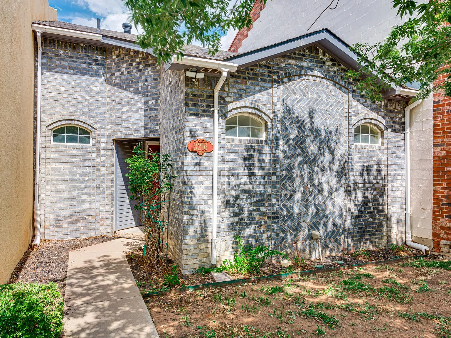 3 bed, 2.5 bath, 1913 sqft, $3,500 — Photo 2