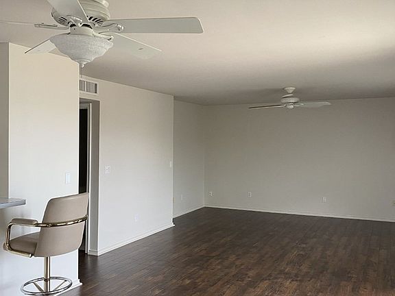 4th image of 301 S Shore Dr #A