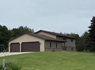 2028 Meadow Way, Manitowoc, WI 54220