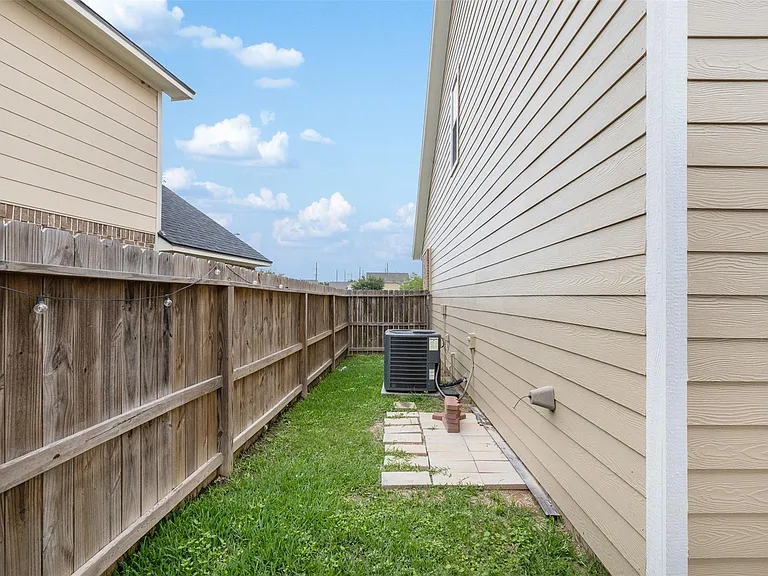2610 Mandi Ct — Photo 32