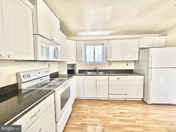 4th image of 7400 Pembroke Dr