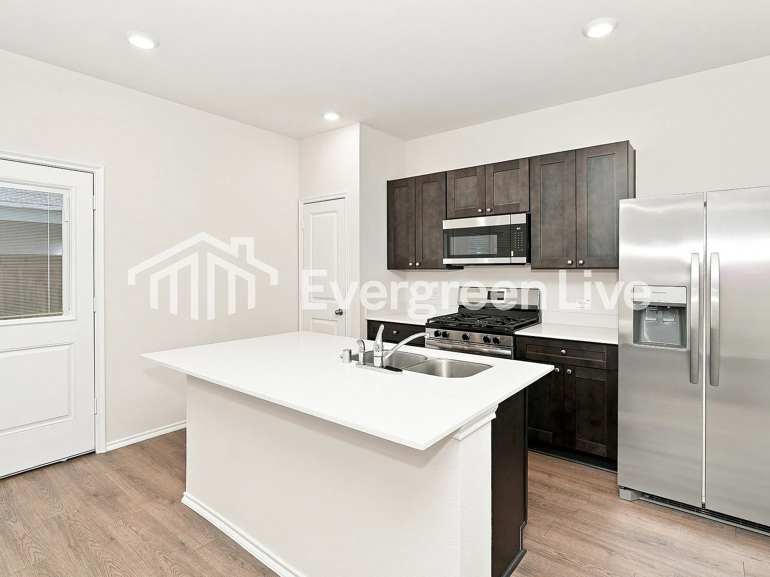 3 bed, 2.5 bath, 1600 sqft, $2,345 — Photo 4