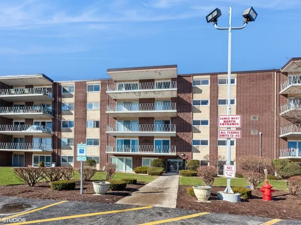 2900 Maple Ave APT 17A, Downers Grove, IL 60515