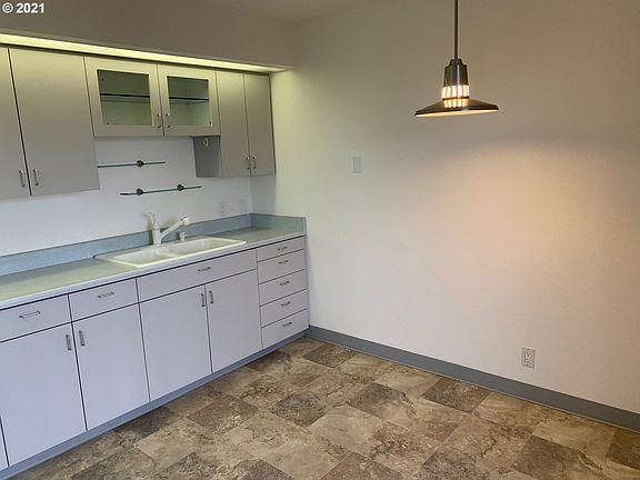 4th image of 2101 E 6th St #2101