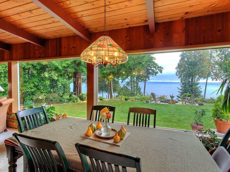 Eat at the table with a Fantastic View!