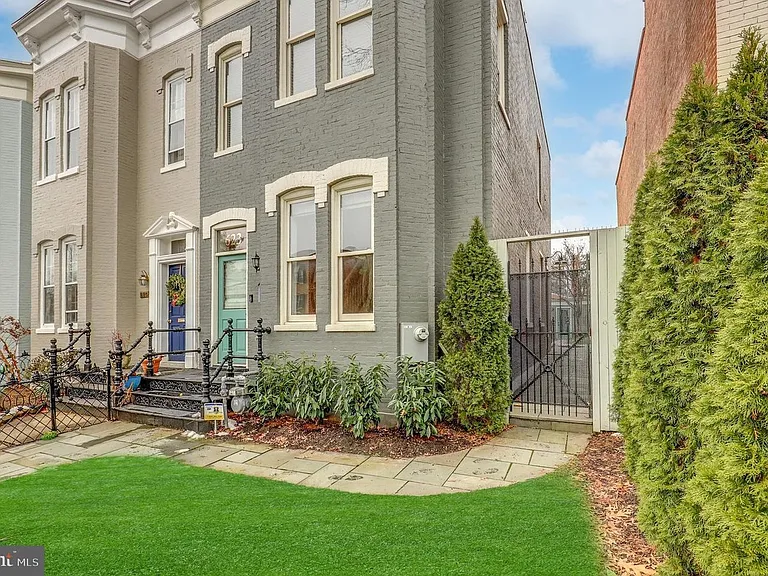 623 E St SE — Photo 1