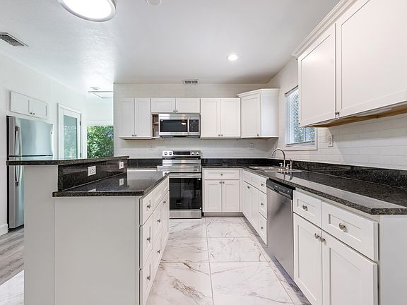 4th image of 28 Kameron Dr