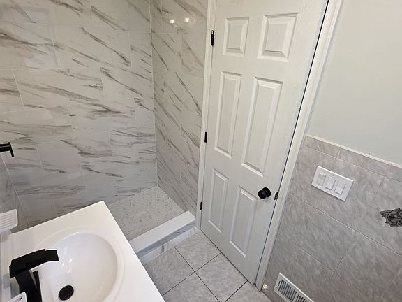 2nd image of 140 Orange St Floor 1
