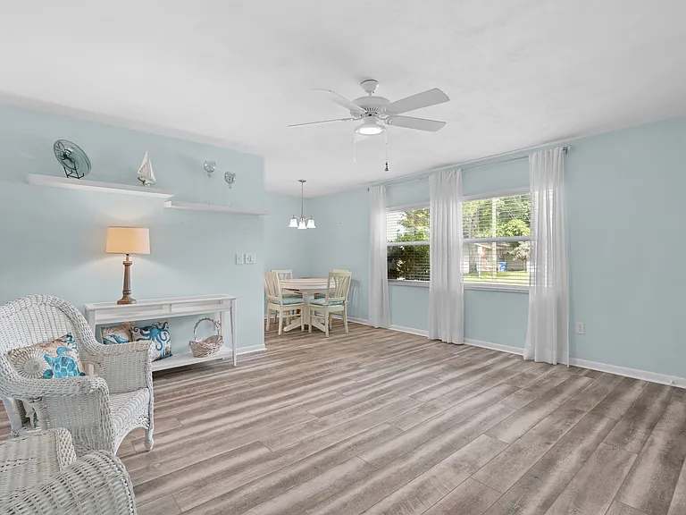 209 NE Lincoln Cir N #109 — Photo 3