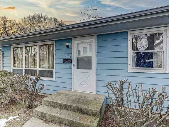 3rd image of 1124 N Sumac Dr