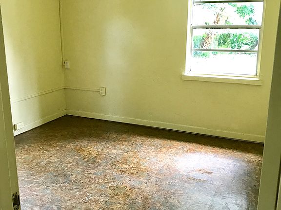 5th image of 140 McLeod St