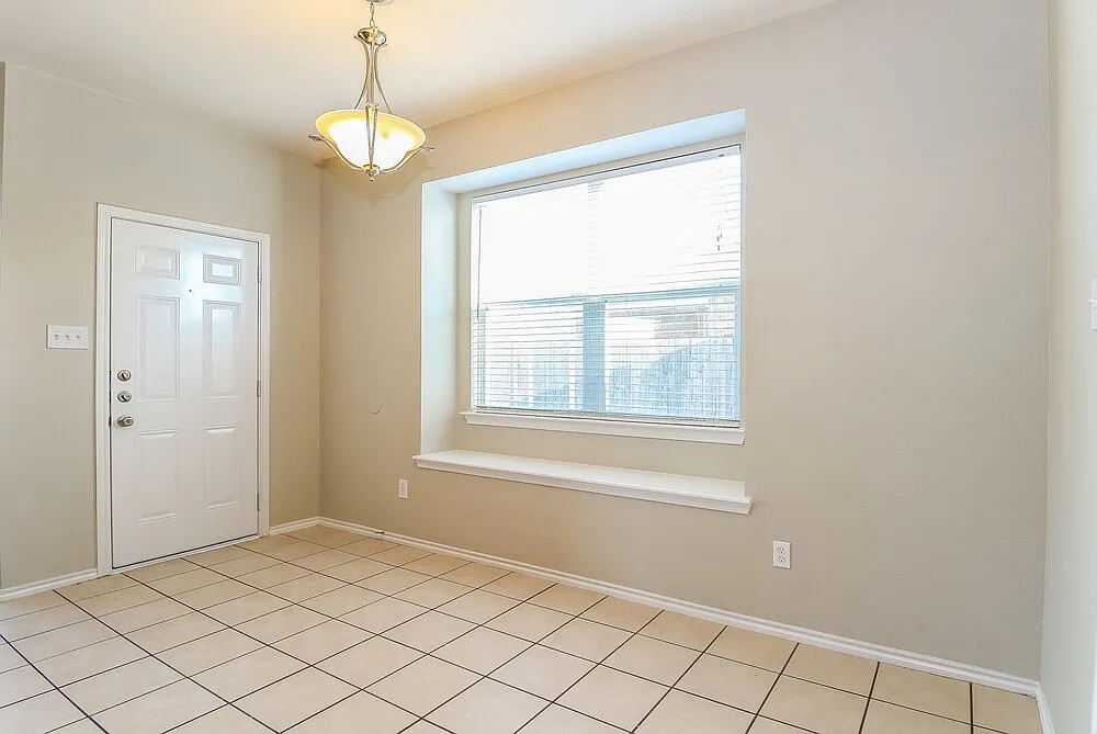 3 bed, 2.0 bath, 1741 sqft, $2,300 — Photo 4