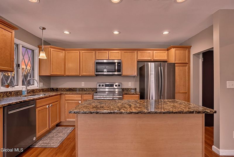 3rd image of 142 Fernbank Avenue