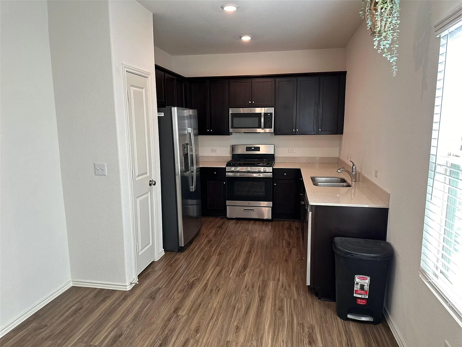 2 bed, 1.0 bath, 994 sqft, $1,900 — Photo 2