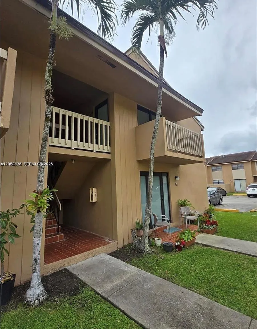 Crystal Lake Villas Condo — Photo 1