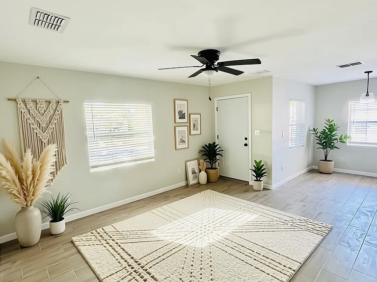1145 Oakhill St — Photo 3