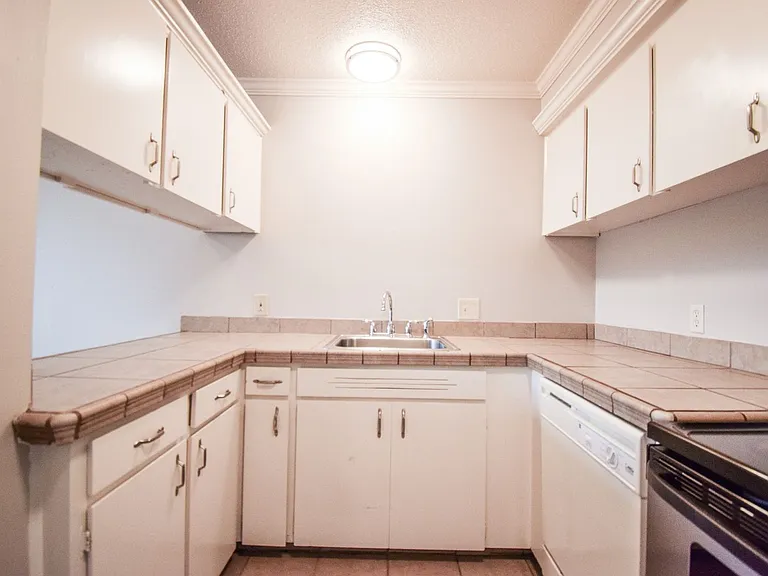 Vista Hills Apartments — Photo 9