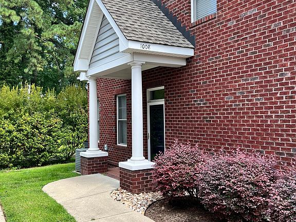 2nd image of 1008 Christiana Cir