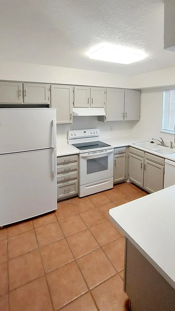Building Photo - 1345 Branson Ave #1A
