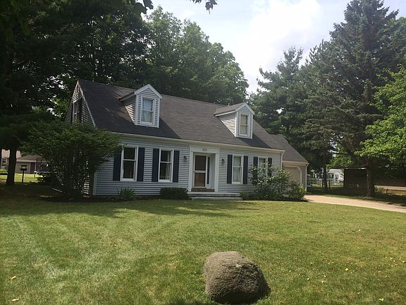 3rd image of 820 Lilac Ave