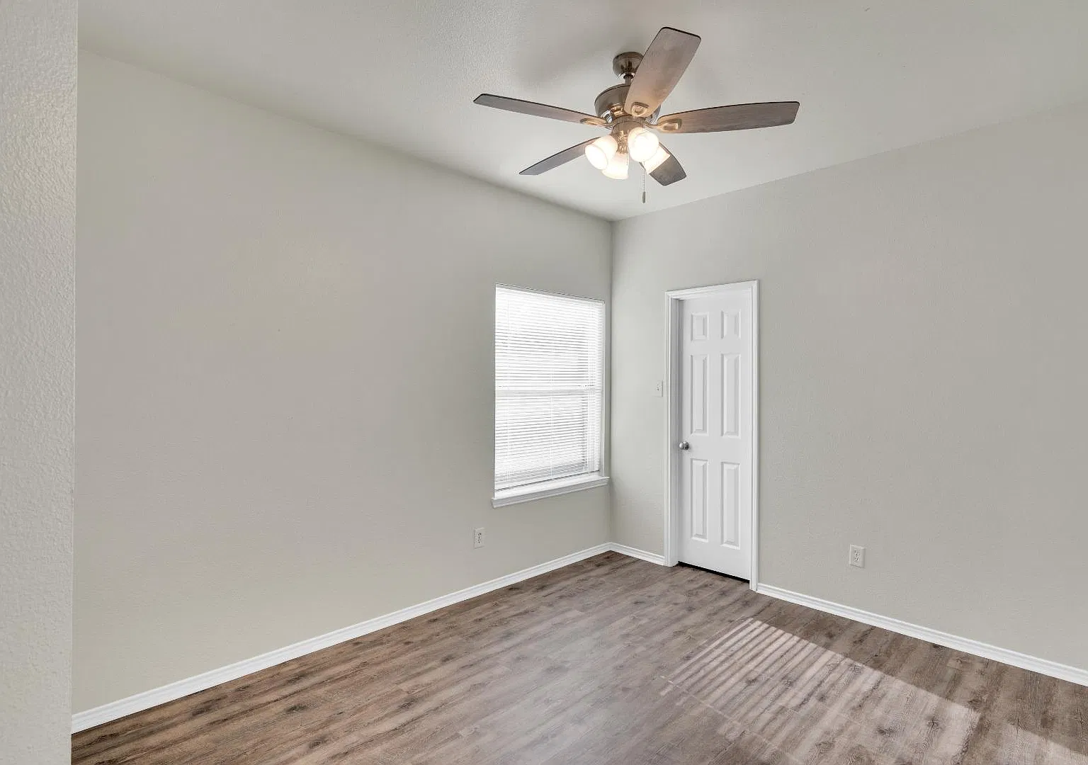 990 Sierra Vista Ct — Photo 4