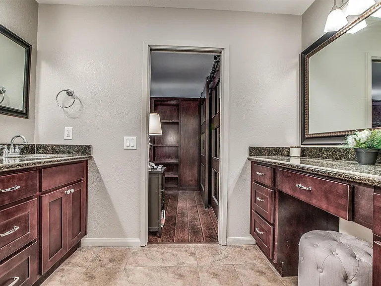 246 Litchfield Ln — Photo 5