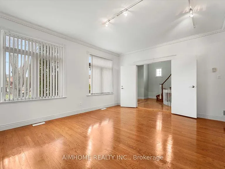 1081 Glencairn Ave — Photo 12