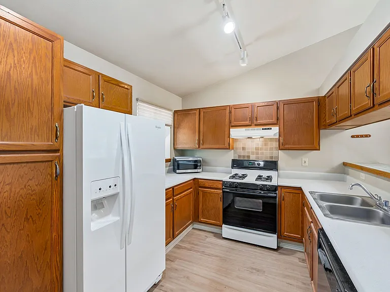 2461 Hampshire Sq — Photo 7
