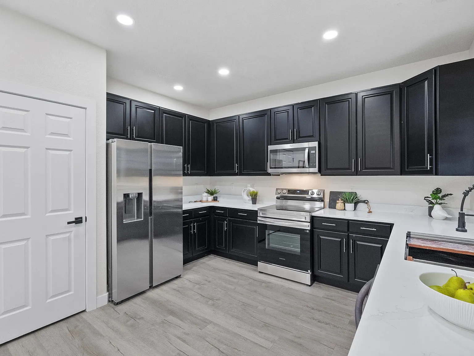 3 bed, 2720 sqft, $3,000 — Photo 4