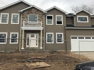 92 Floral Dr W, Plainview, NY 11803