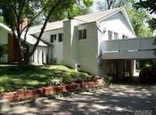 81 Grandview Ave, Great Neck, NY 11020