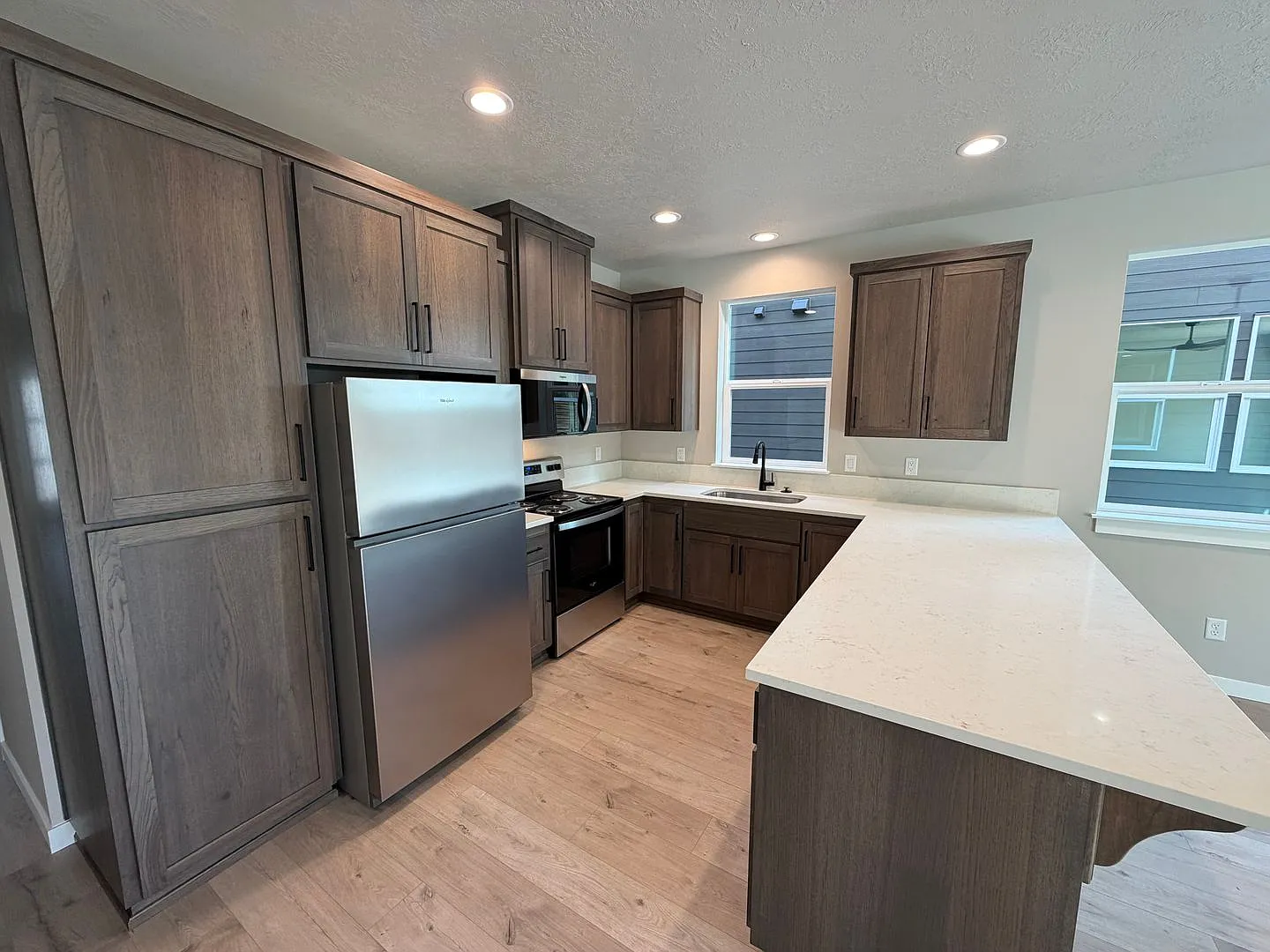 Brand New Keizer Duplex - Pet Friendly — Photo 2