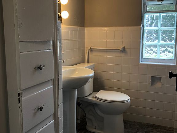 5th image of 16 W Maplewood Ave APT 2