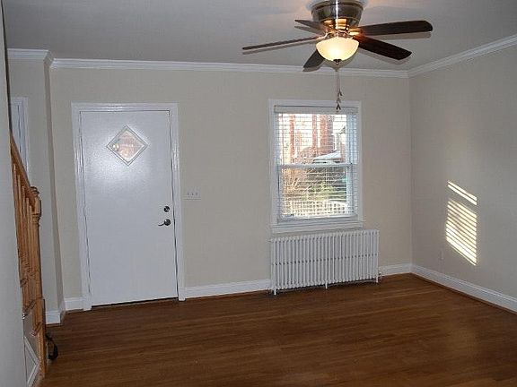 Living room (view 2)