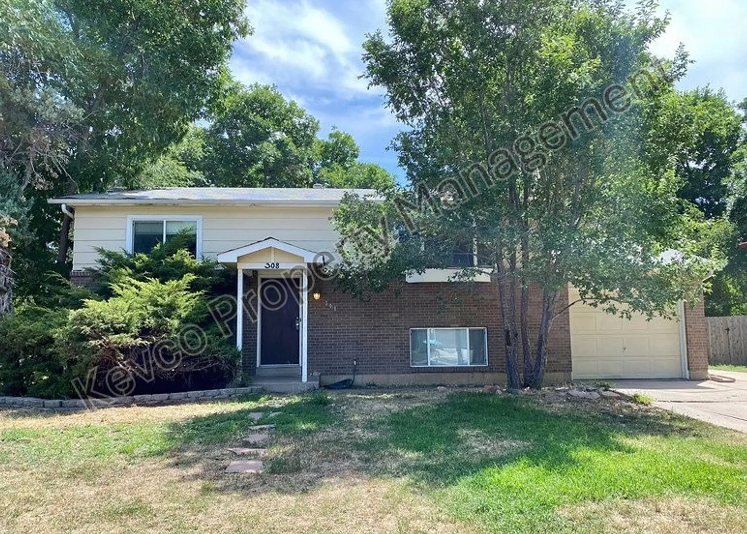 House with central AC! — Photo 1