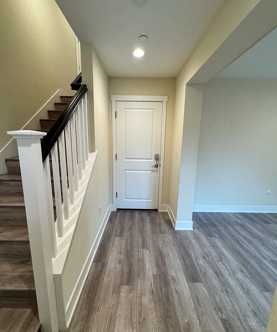 3 bed, 2.5 bath, 1616 sqft, $5,700 — Photo 2