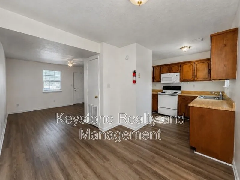 2 bed, 1.0 bath, 975 sqft, $795 — Photo 3