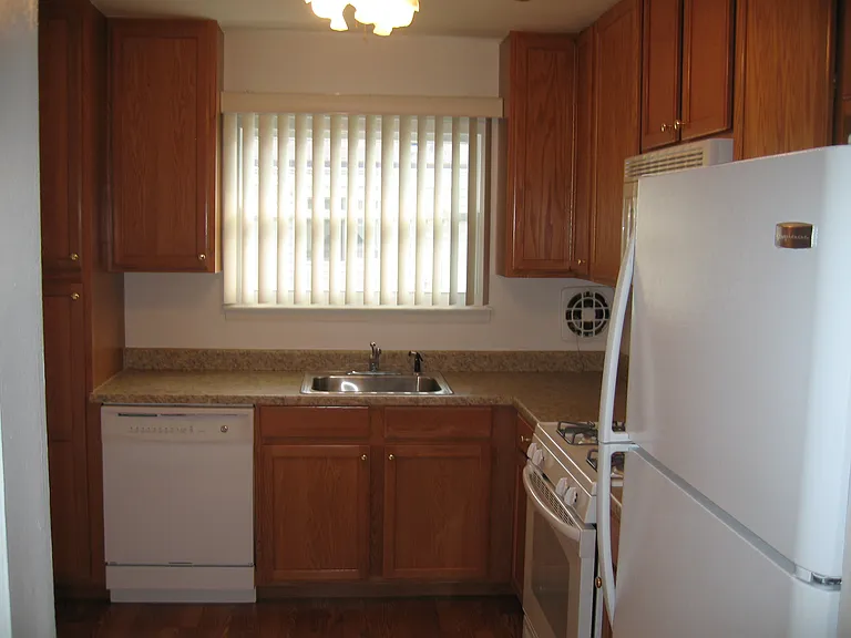61 Van Buren Ave — Photo 2