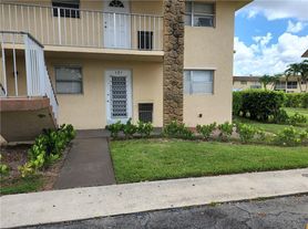 9911 Sandalfoot Blvd