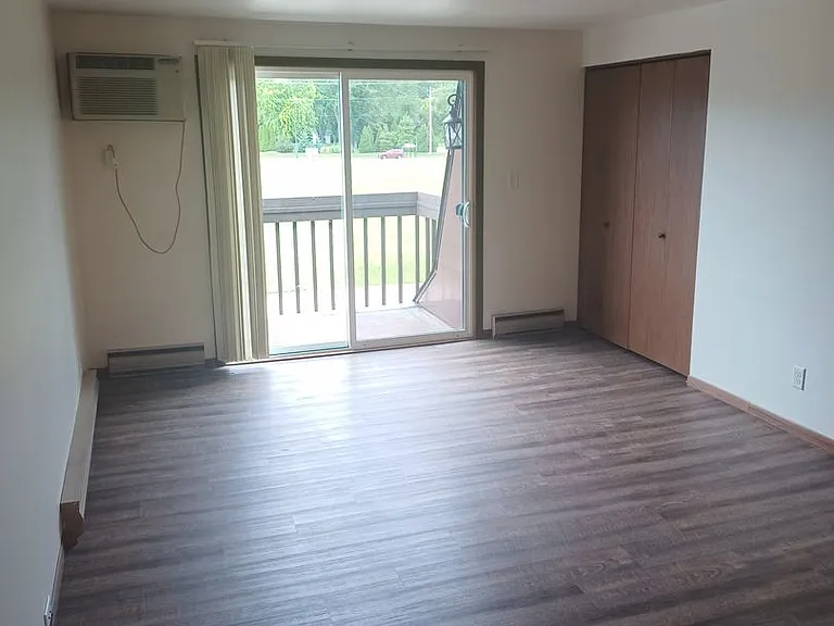 1025 Willow Ave — Photo 3